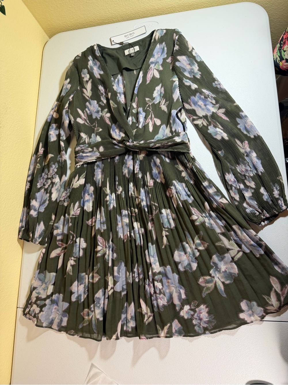 BCBG Olive Floral Wrap Dress with Light Blue Blossoms NWT size Small - Picture 3 of 10